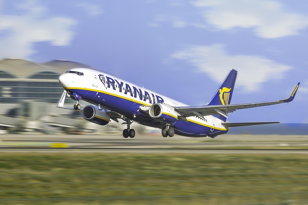 Latacie z Krakowa? Ryanair podnosi premie za nadbagaż, a lotnisko robi rewolucję!