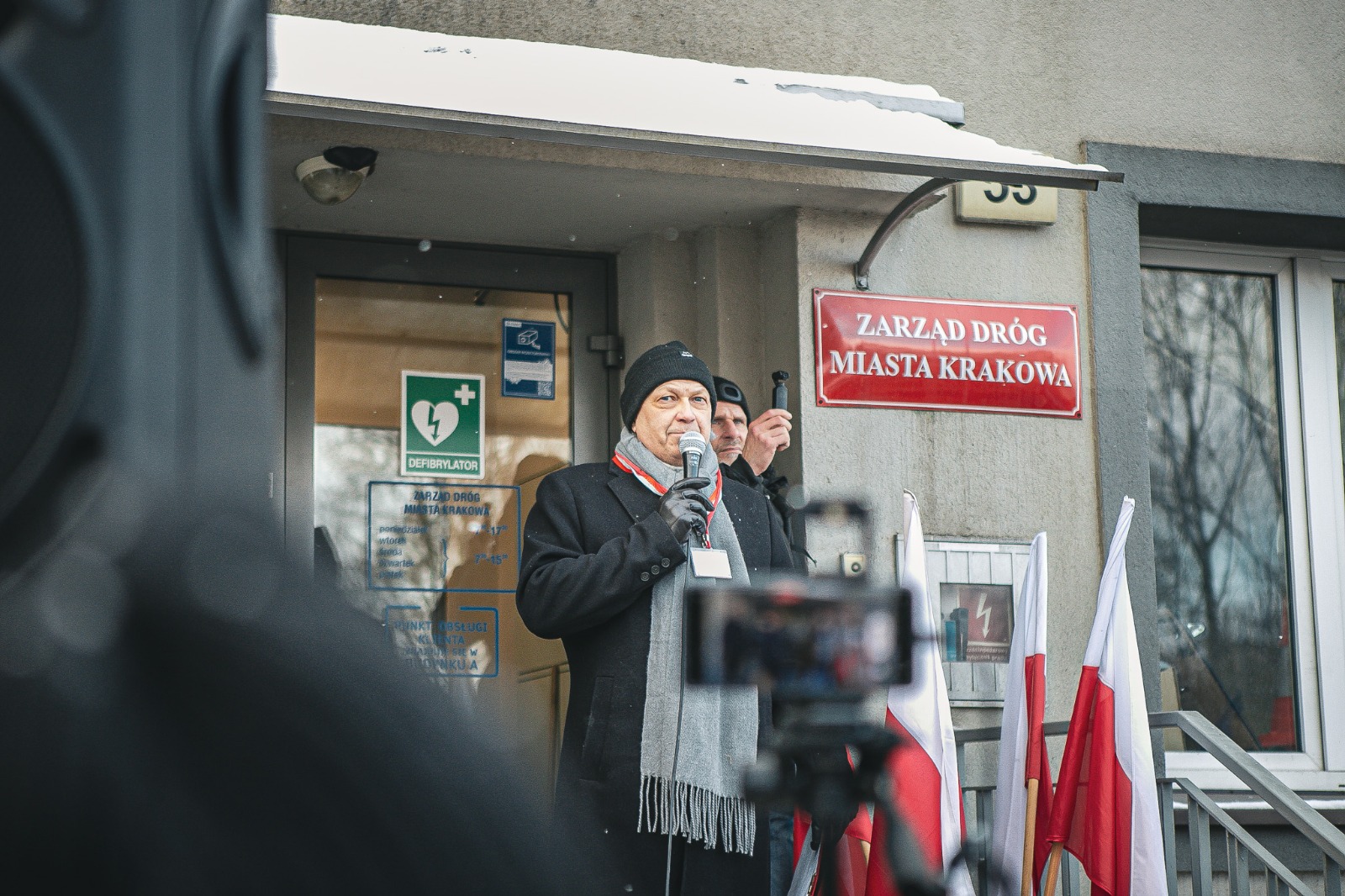To ON stoi na czele protestów przeciwko SCT. W towarzystwie kryminalisty
