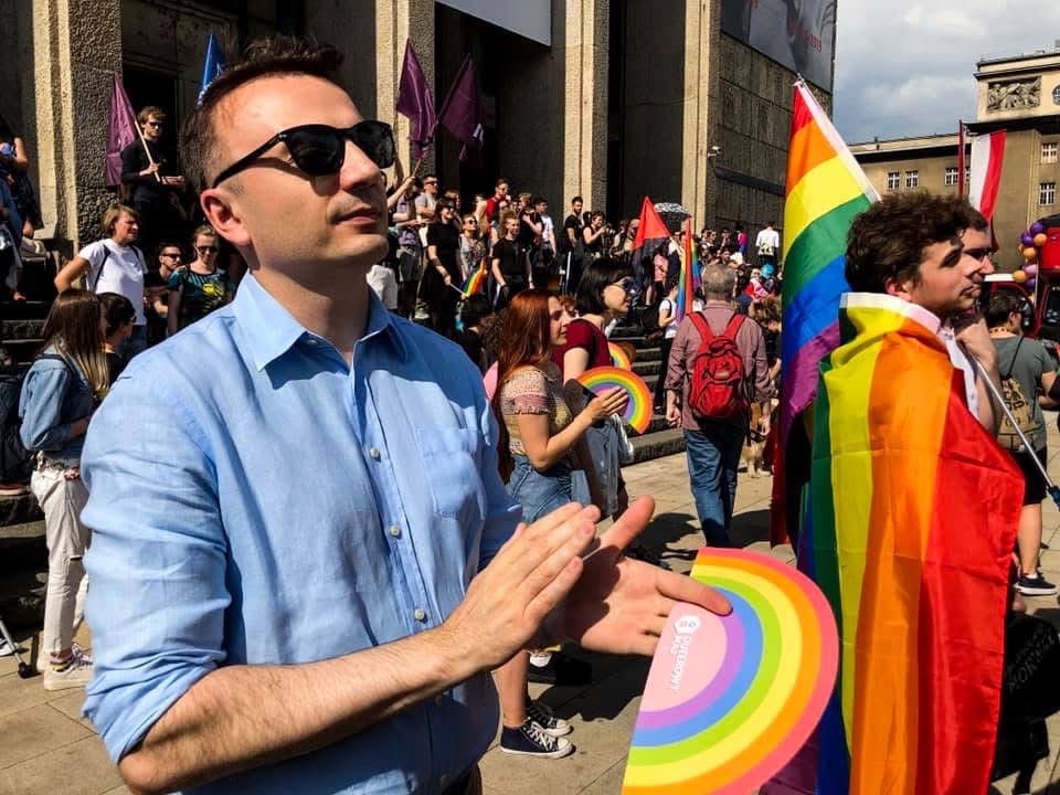 PiS zachwyca się zwolennikiem aborcji, który pod rękę z homoseksualistami paradował przez miasto