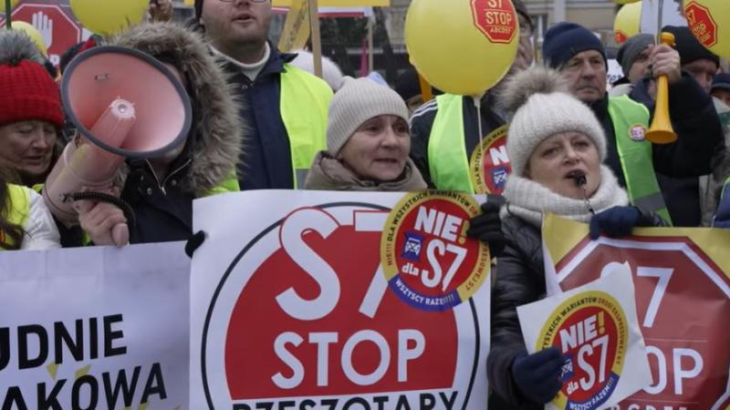 S7 przez Kraków. Polityczna farsa i raban zadymiarzy 