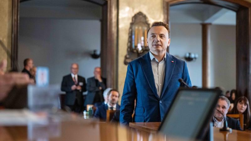 Łukasz Gibała nie ma zdania. I to jest jego jedyny pogląd