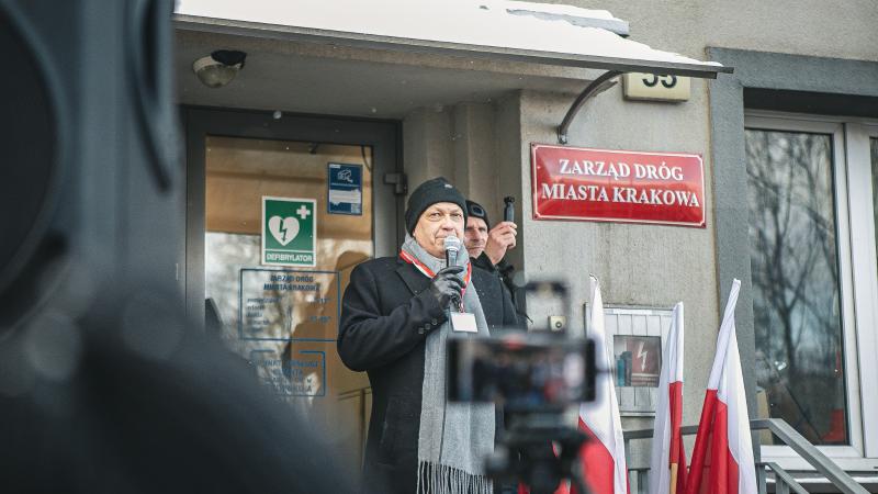To ON stoi na czele protestów przeciwko SCT. W towarzystwie kryminalisty