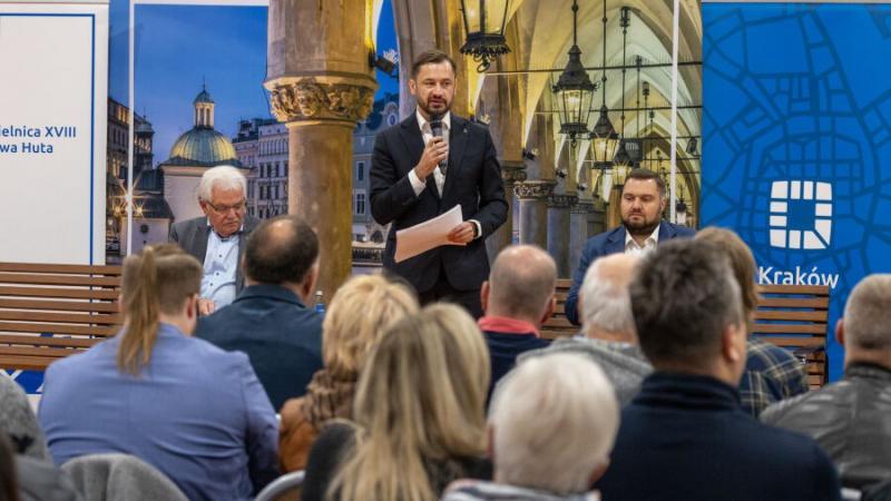 Polityczny pojedynek na ławce w centrum Krakowa. Jeden chce dialogu, drugi odwołania