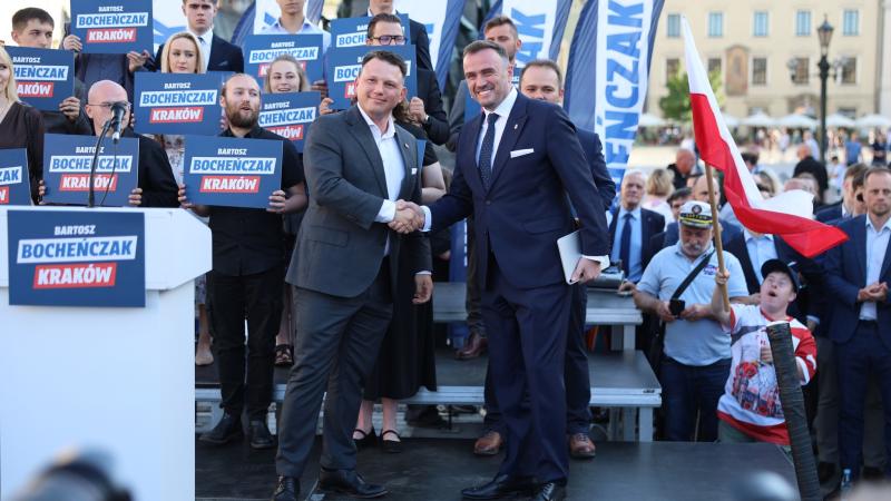 Nóż w plecy od „przyjaciół”? PiS wyciąga rękę, a Konfederacja robi TO przed pomnikiem Mickiewicza