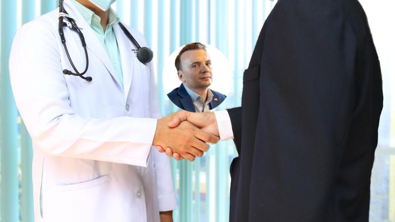 UWAGA! W Krakowie pojawił się fałszywy uzdrowiciel. Po tym go poznacie
