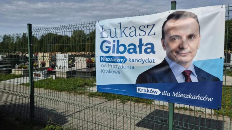 Zdesperowany narcyz okleja Kraków. Panika w sztabie Gibały sięgnęła cmentarnych płotów
