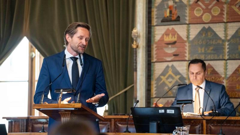 Prawdziwa władza w rękach szarej eminencji. „Merytoryczny, ale przemądrzały. Smerf Ważniak”