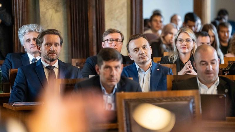 Dług zły, podwyżki gorsze. Opozycja odkrywa nową matematykę