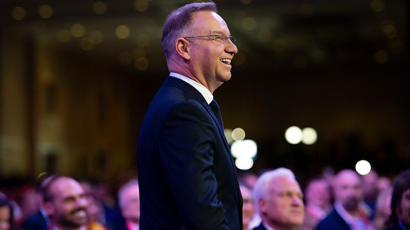 Zero Talentu. Krakowski kabareciarz obraża Andrzeja Dudę!