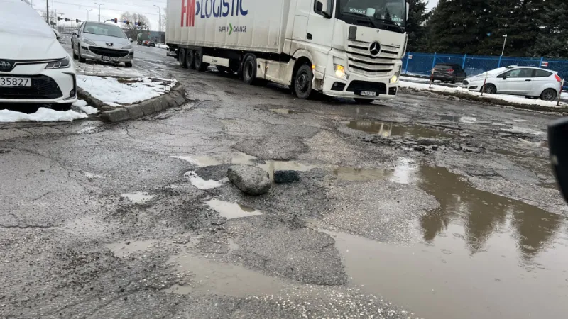 Dziura jak krater i cierpliwość na granicy! Mieszkańcy alarmują: ta droga to koszmar