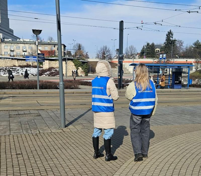 Poszedłem podpisać się pod referendum. Oto kulisy ulicznej akcji