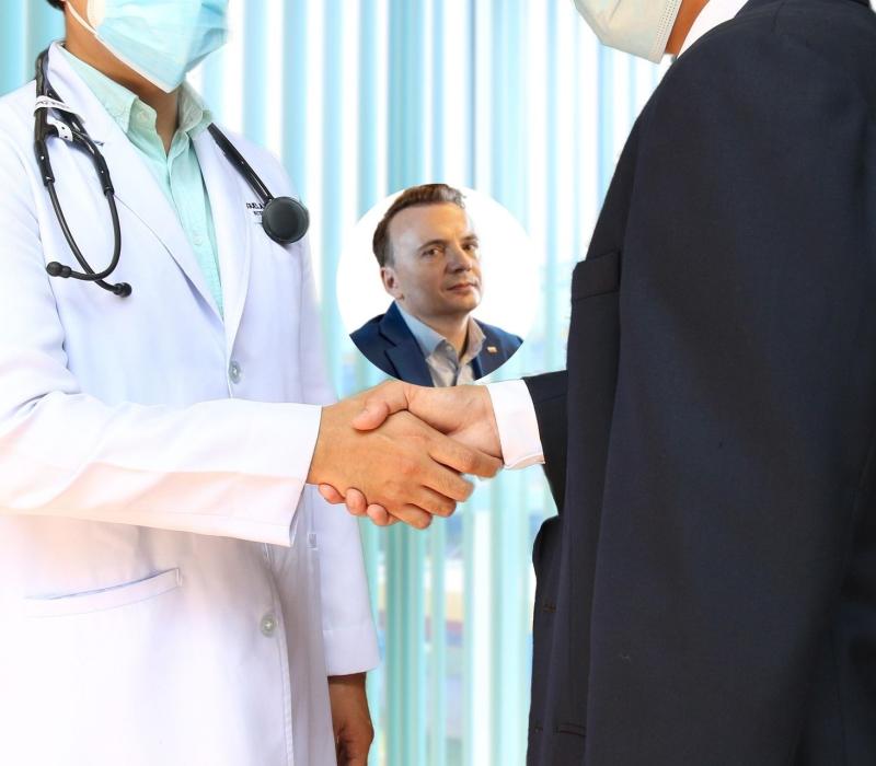 UWAGA! W Krakowie pojawił się fałszywy uzdrowiciel. Po tym go poznacie