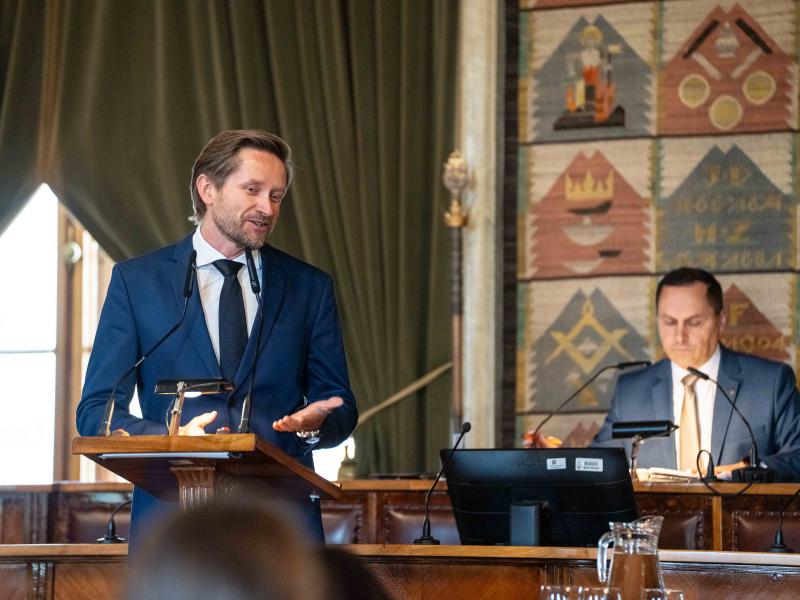Prawdziwa władza w rękach szarej eminencji. „Merytoryczny, ale przemądrzały. Smerf Ważniak”